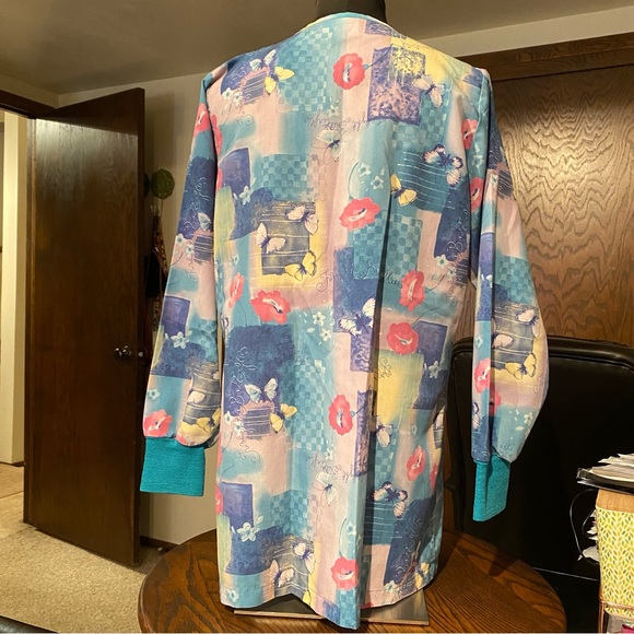 Women’s Butterfly Nurse Scrub Jacket (Medium) - Picture 5 of 8